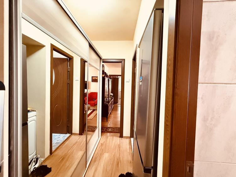 Apartament cu 3 camere semidecomandat în