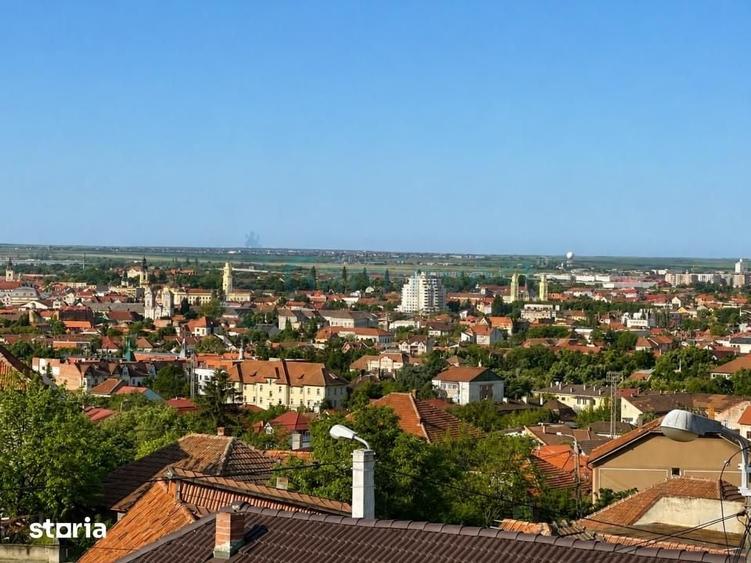 Casă cu 4 camere cu Teren 2882 Mp în Central