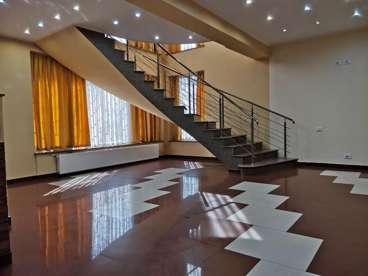 Casă individuală cu 7 camere cu Canalizare în Băneasa