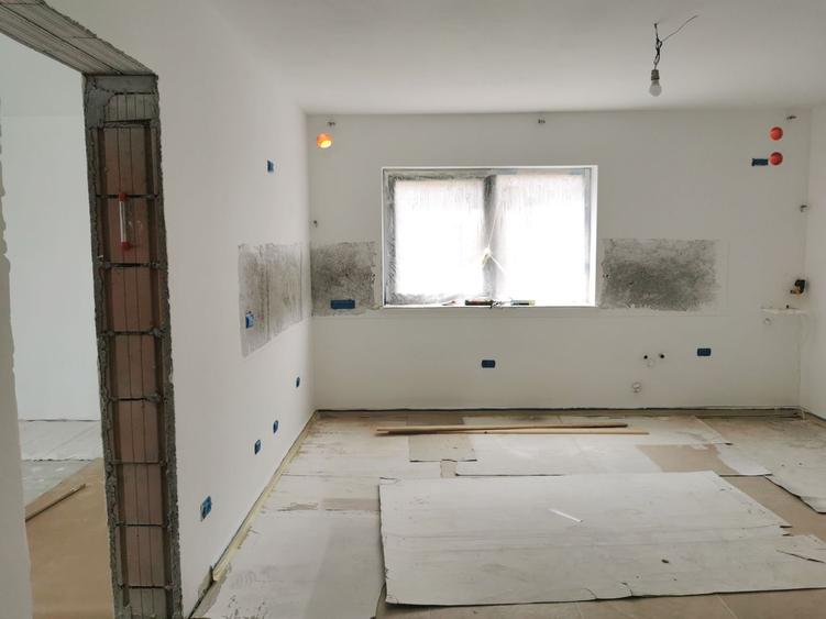 Apartament cu 4 camere decomandat în Tractorul