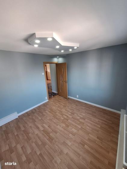 Apartament cu 4 camere decomandat în Craiovița Nouă