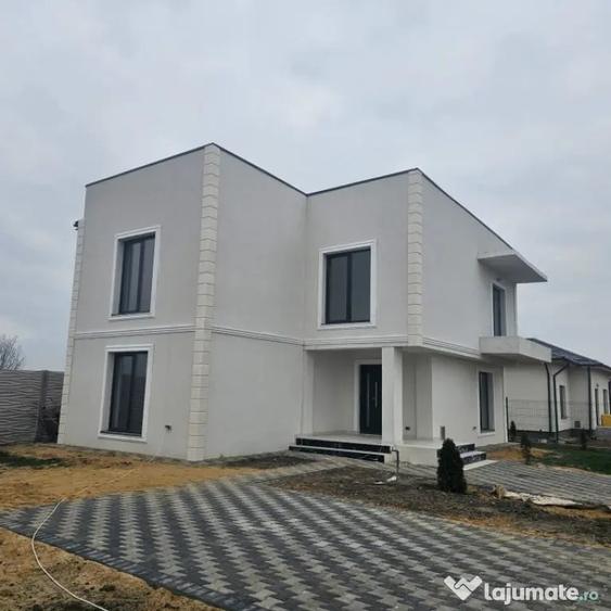 Casă cu 7 camere cu Teren 412 Mp în Malu Mare