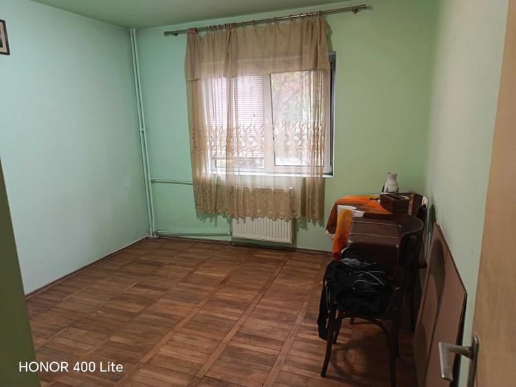 Apartament cu 4 camere decomandat în Mihai Bravu