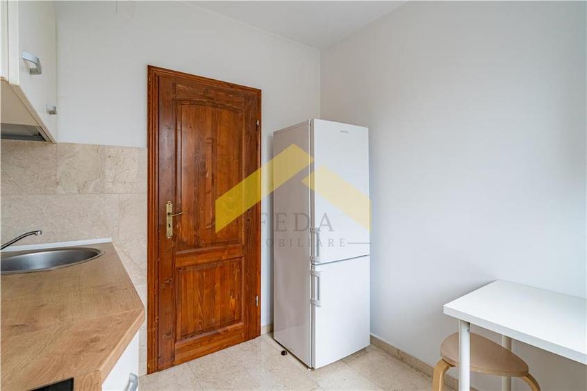 Apartament cu 3 camere semidecomandat, mobilat în Ultracentral