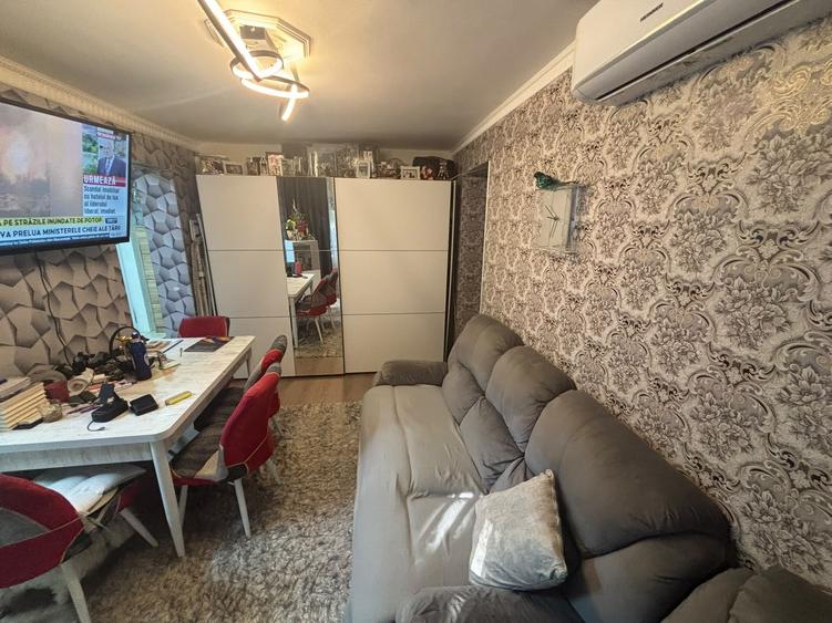 Apartament cu 3 camere semidecomandat în Podu Roș
