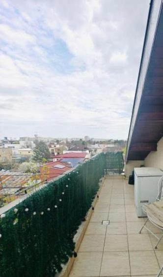 Apartament cu 4 camere semidecomandat în Bucureștii Noi