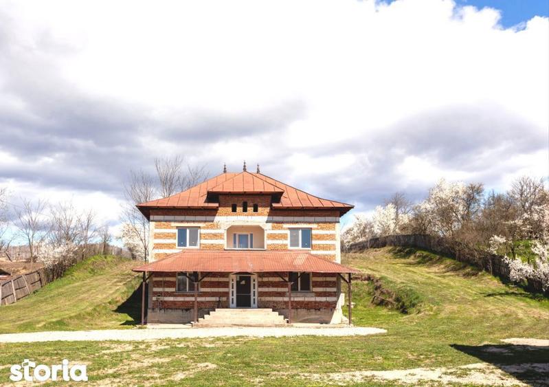 Casă cu 5 camere cu Garaj în Coșești
