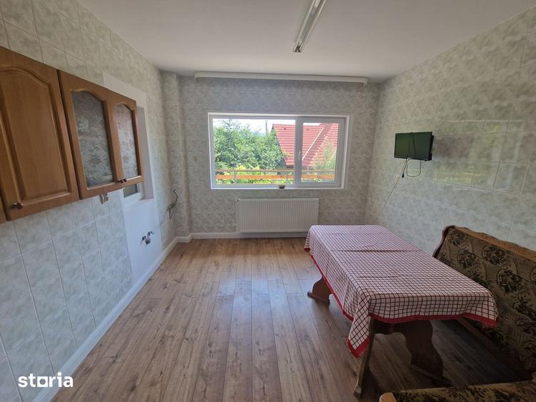 Casă cu 5 camere cu Teren 700 Mp în Ghioșești