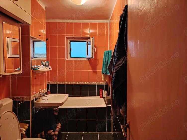 Apartament cu 3 camere decomandat în Girocului