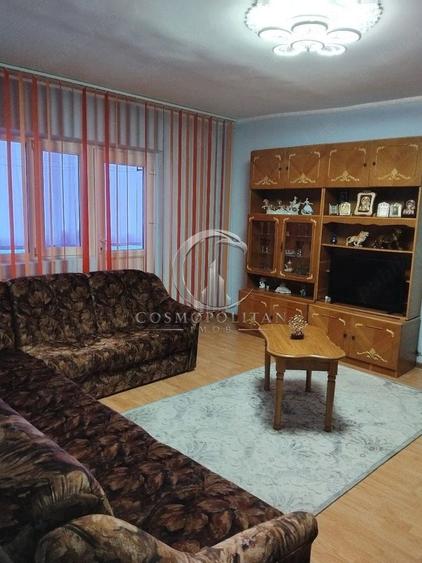 Apartament cu 3 camere semidecomandat în Exterior Vest