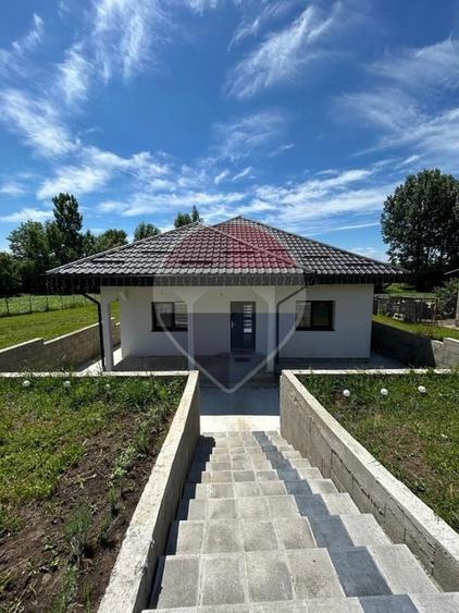 Casă individuală cu 5 camere cu Teren 2325 Mp în Cumpărătura