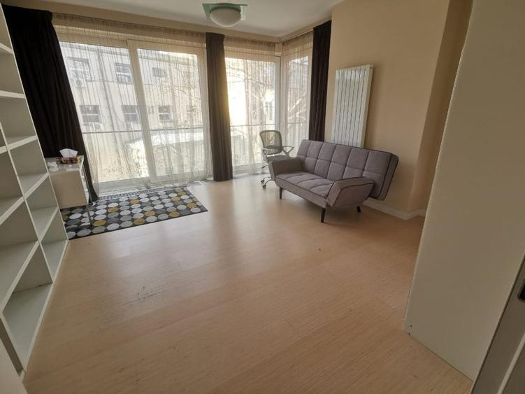 Apartament cu 4 camere decomandat, mobilat în Capitale