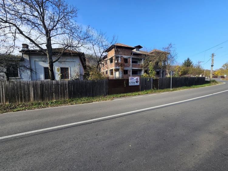 Casă individuală cu 8 camere cu Canalizare în Ștefănești