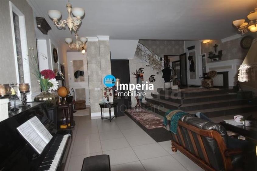 Casă individuală cu 10 camere cu Canalizare în Bucium