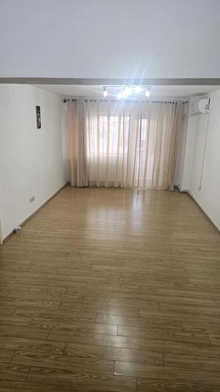 Apartament cu 3 camere decomandat în 1 Decembrie