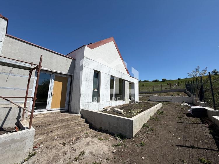 Casă individuală cu 4 camere cu Piscina în Jucu de Sus