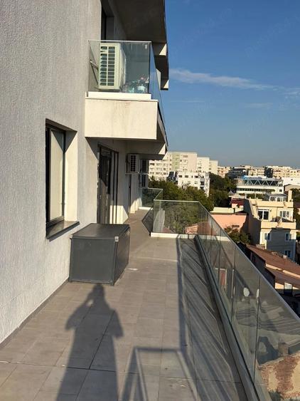 Apartament cu 3 camere semidecomandat în Iancului