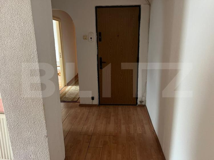 Apartament cu 3 camere decomandat, mobilat în Tractorul