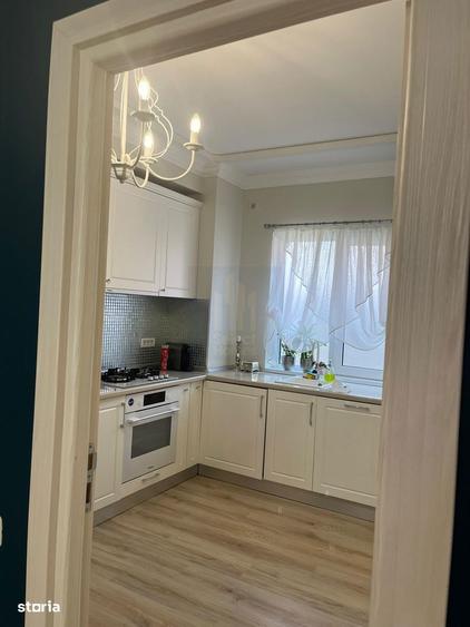 Apartament cu 3 camere semidecomandat, mobilat în Central