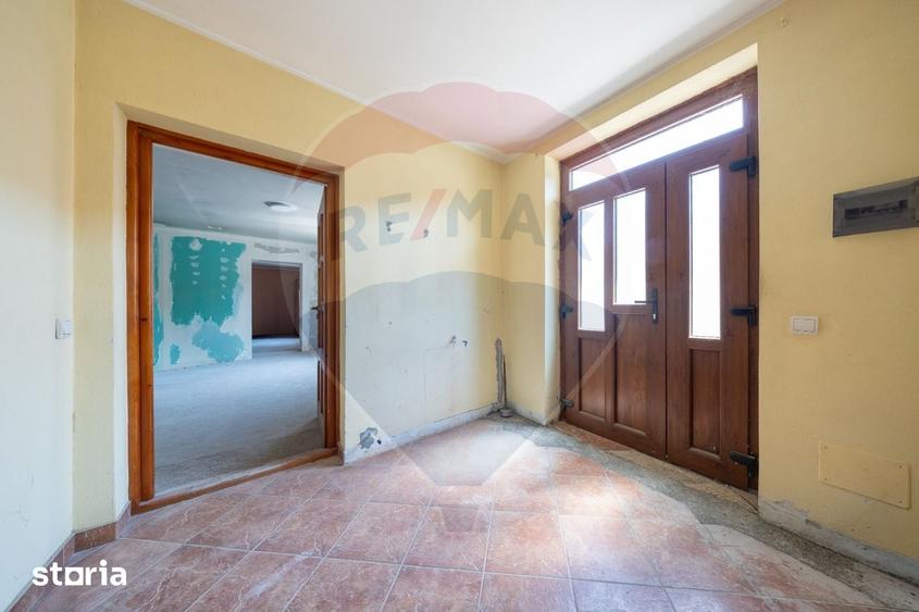Casă cu 4 camere cu Teren 2259 Mp în Dumbrăvița