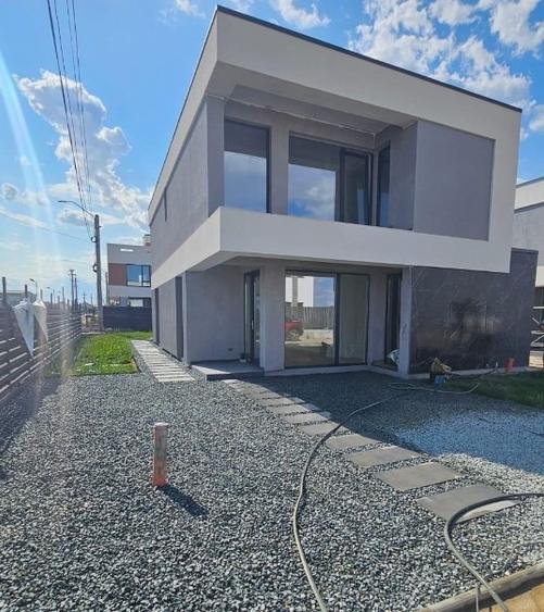 Casă individuală cu 5 camere cu Teren 350 Mp în Tunari