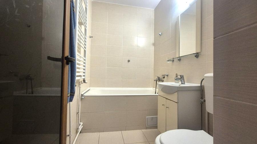 Apartament cu 3 camere semidecomandat în Țiglina 1