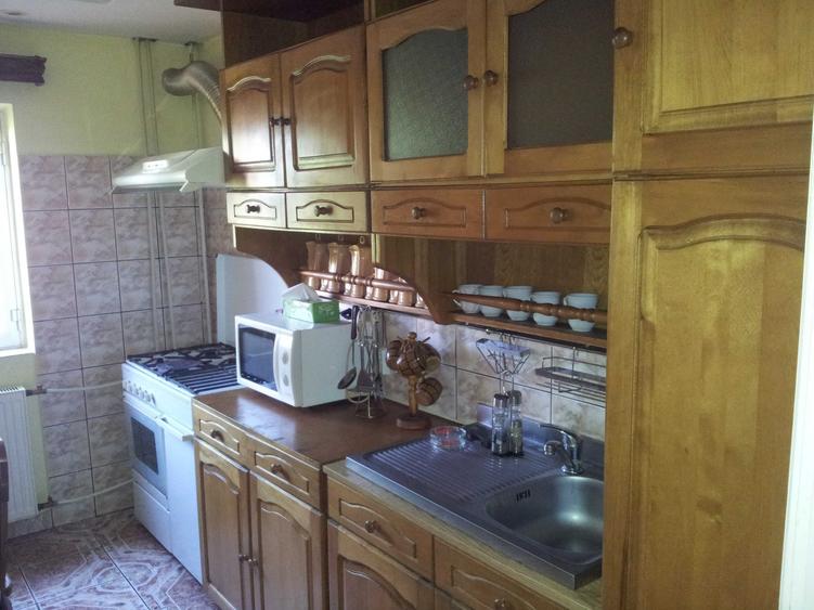 Apartament cu 4 camere decomandat în Craiovița Nouă