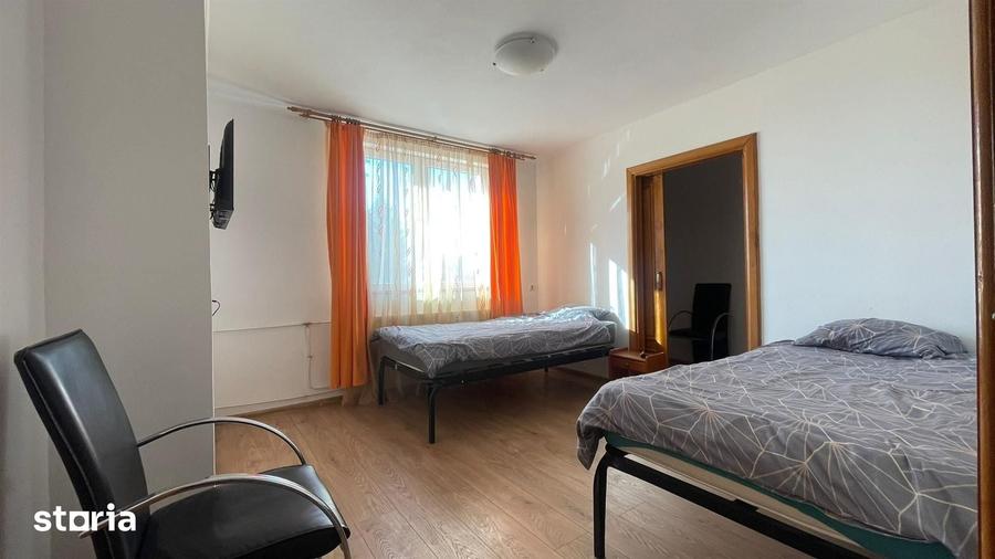 Casă cu 8 camere cu Teren 370 Mp în Central