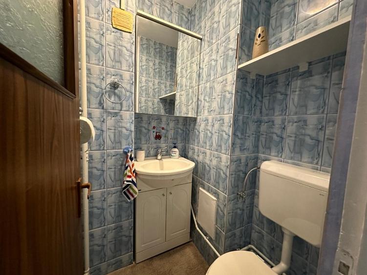 Apartament cu 3 camere decomandat în Tei