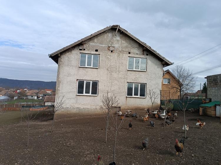 Casă cu 4 camere în Luncani