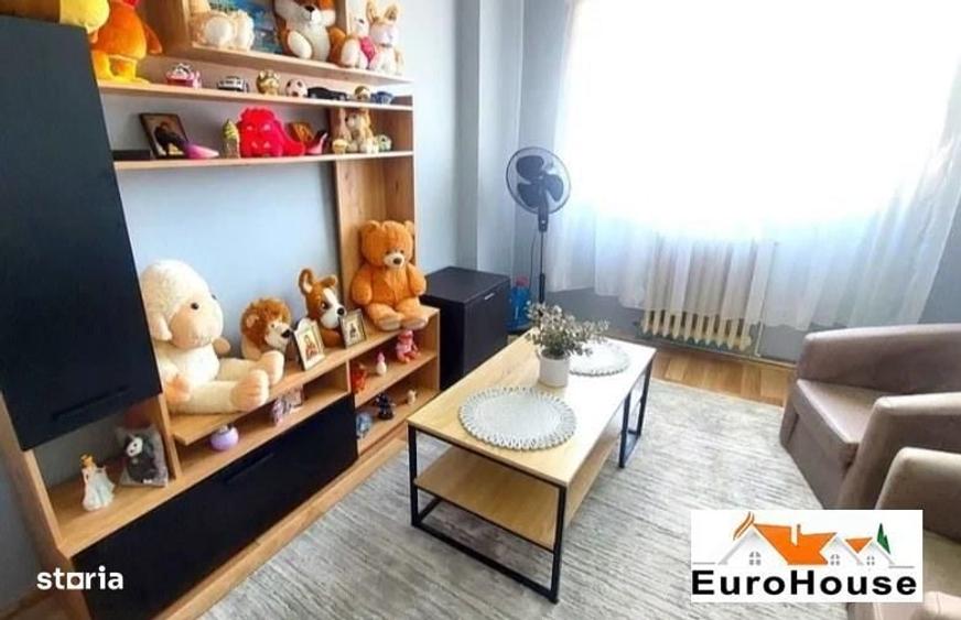 Apartament cu 4 camere decomandat în Cetate
