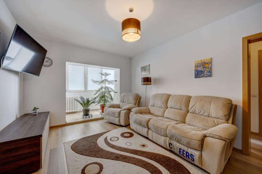 Apartament cu 3 camere semidecomandat, mobilat în Banu Manta
