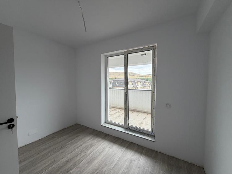 Apartament cu 4 camere semidecomandat în Florești