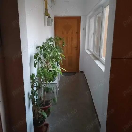 Apartament cu 3 camere semidecomandat în Oltenița