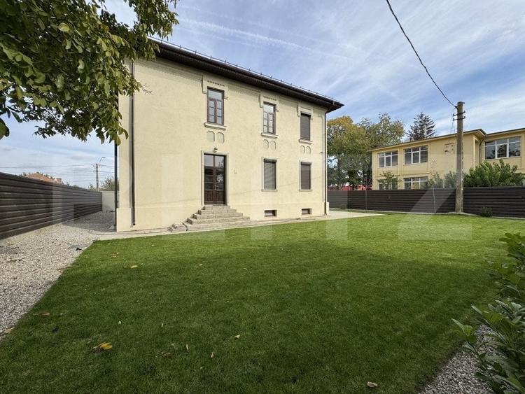Casă cu 10 camere cu Teren 1143 Mp în Malu Mare