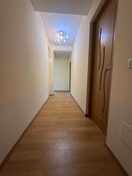 Apartament cu 3 camere semidecomandat, mobilat în Sud