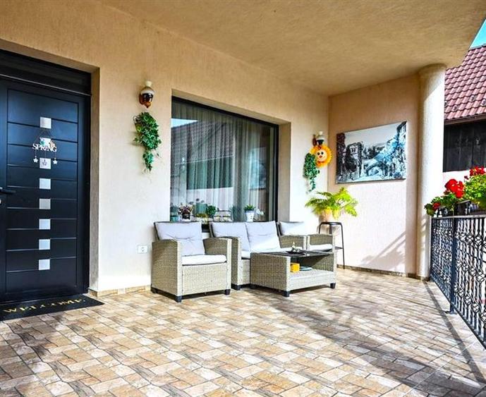 Casă individuală cu 5 camere cu Teren 965 Mp în Exterior Est