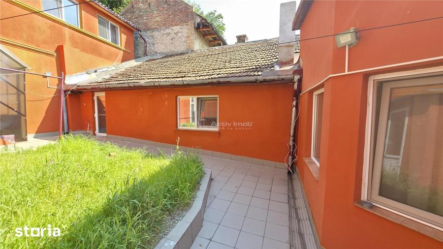 Casă cu 8 camere cu Teren 432 Mp în Central