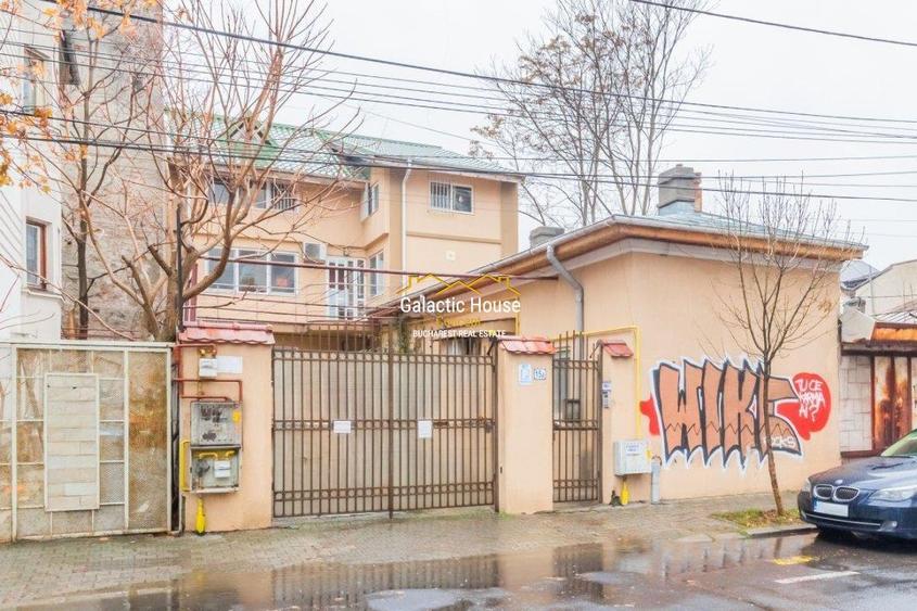 Casă cu 12 camere cu Teren 350 Mp în Central