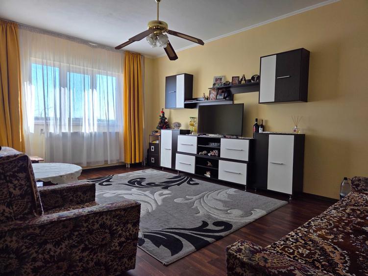 Apartament cu 3 camere decomandat, mobilat în Exterior Vest