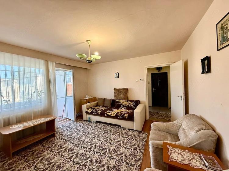 Apartament cu 3 camere semidecomandat în Gojdu
