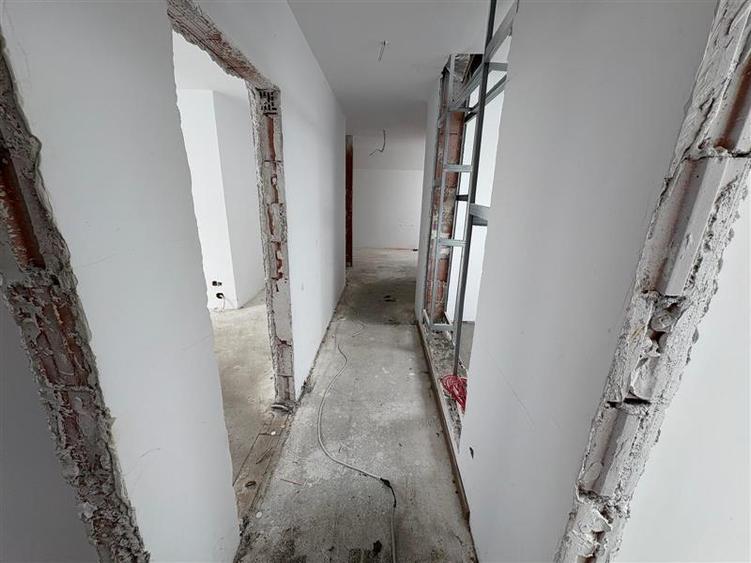Apartament cu 4 camere semidecomandat în Aviației