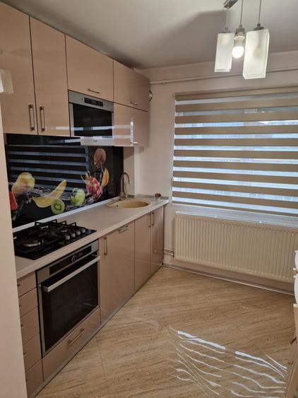 Apartament cu 3 camere decomandat în Rovine