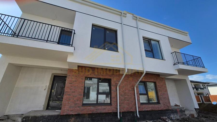 Duplex cu 6 camere cu Canalizare în Central