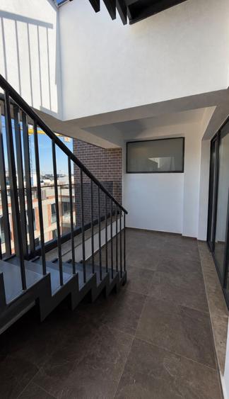 Penthouse cu 5 camere semidecomandat în Pipera