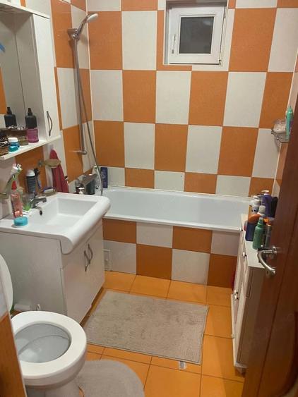 Apartament cu 3 camere semidecomandat în Central