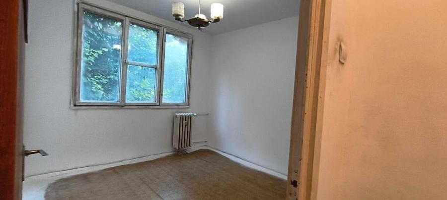 Apartament cu 3 camere semidecomandat în Berceni