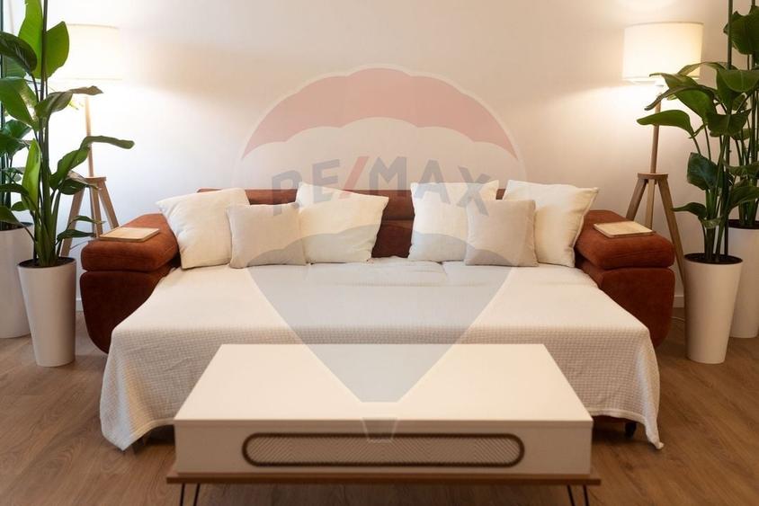 Apartament cu 4 camere semidecomandat, mobilat în Ultracentral