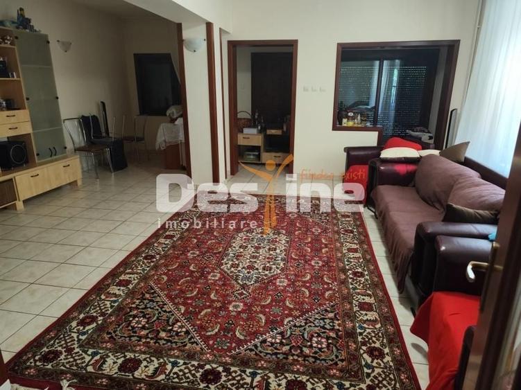 Duplex cu 10 camere cu Canalizare în Albert
