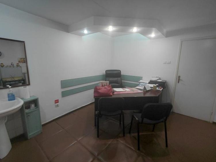 Apartament cu 3 camere semidecomandat în P-ța Victoriei